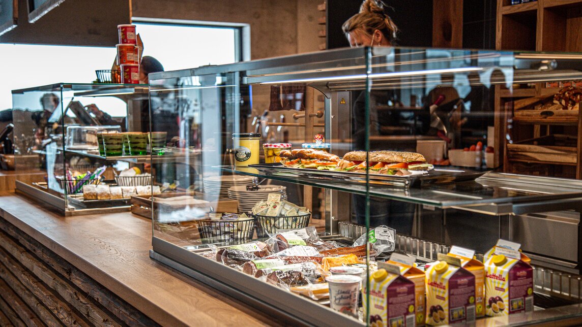 Vitrinen in der Markthalle mit Frühstücksprodukten. | © Silvretta Montafon - Friederike Weber
