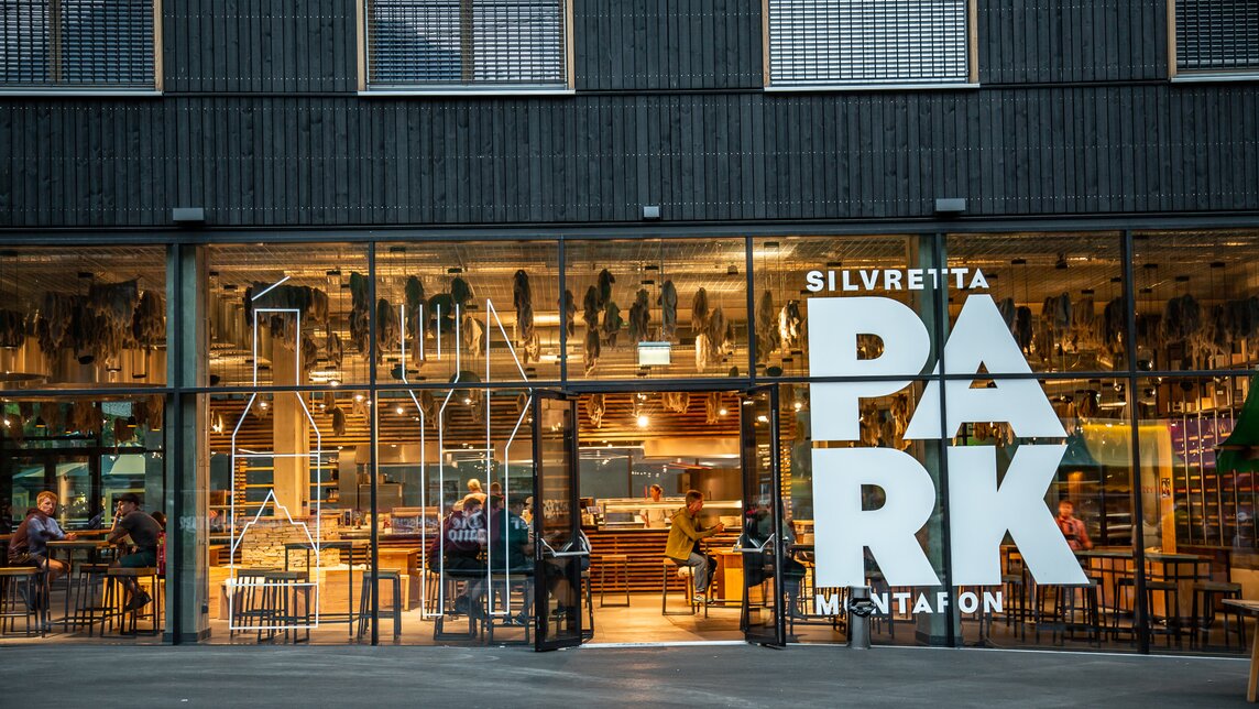 Der Eingang zur Markthalle im Silvretta Park Montafon. | © Silvretta Montafon - Friederike Weber