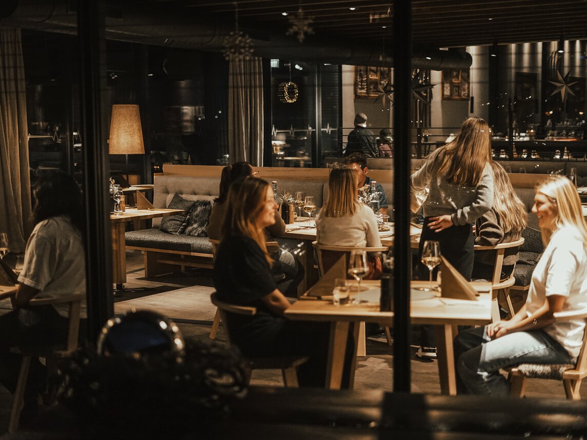 Ein Blick durchs Fenster in das restaurant Die Schmelzerei in der Silvretta Montafon. | © Silvretta Montafon - Vanessa Strauch