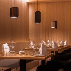 Ein gedeckter Tisch in Simons Alpenbrasserie im Sporthotel Silvretta Montafon. | © Silvretta Montafon - Mara Baues