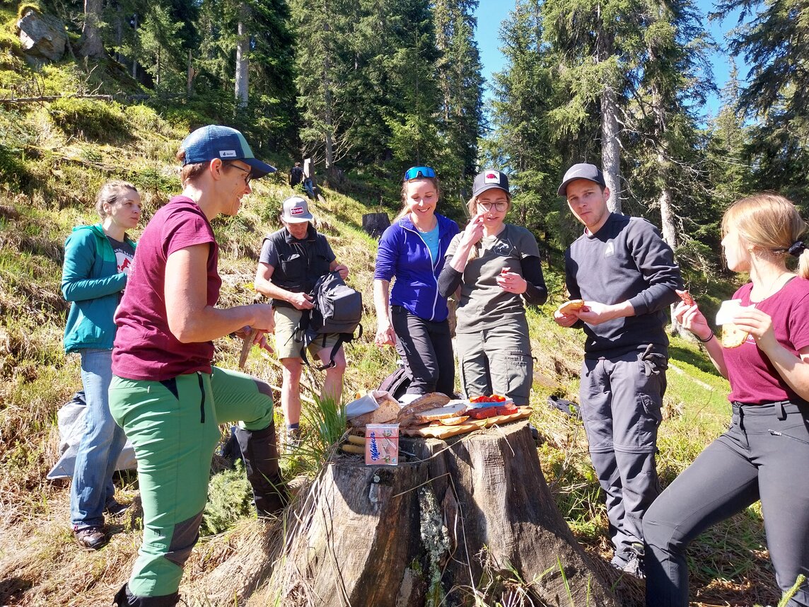 Baumpflanzteam bei der Brotjause | © Silvretta Montafon - Katharina Tagwerker