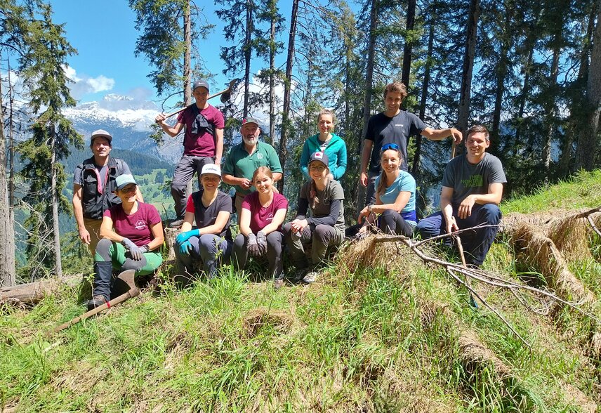 Gruppenfoto von Mitarbeiter:innen der Silvretta Montafon im Wald beim Bäume pflanzen | © Silvretta Montafon - Katharina Tagwerker