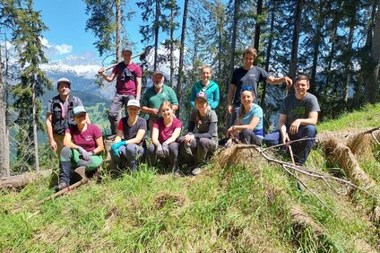 Gruppenfoto von Mitarbeiter:innen der Silvretta Montafon im Wald beim Bäume pflanzen | © Silvretta Montafon - Katharina Tagwerker