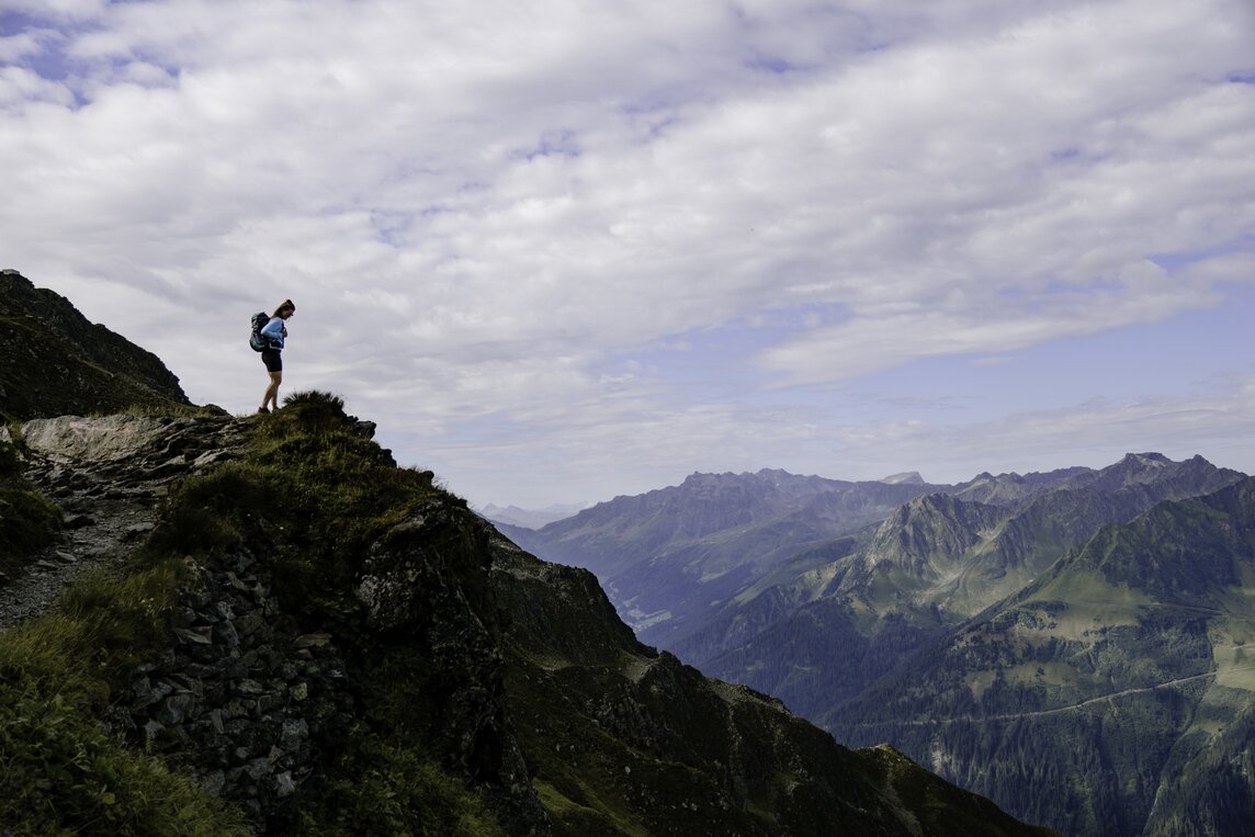 Frau bei der Bergwanderung zum Kreuzjoch in der SIlvretta Montafon  | © Silvretta Montafon - Lisa von Abenteuermomente