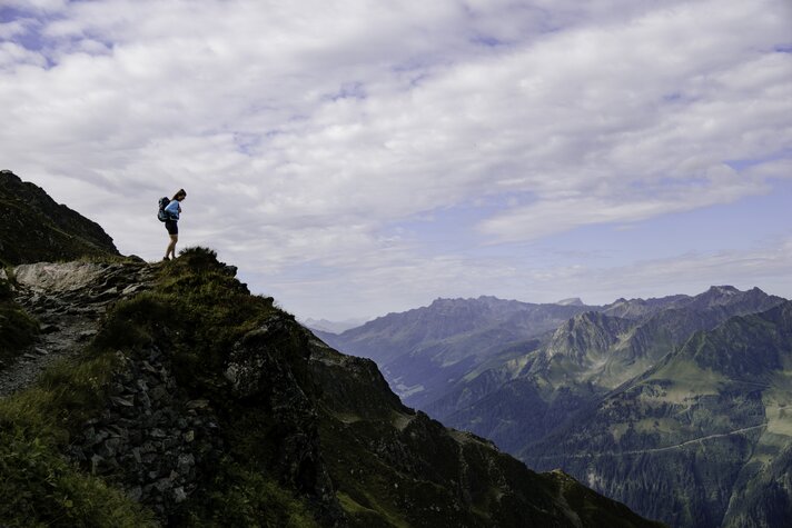 Frau bei der Bergwanderung zum Kreuzjoch in der SIlvretta Montafon  | © Silvretta Montafon - Lisa von Abenteuermomente