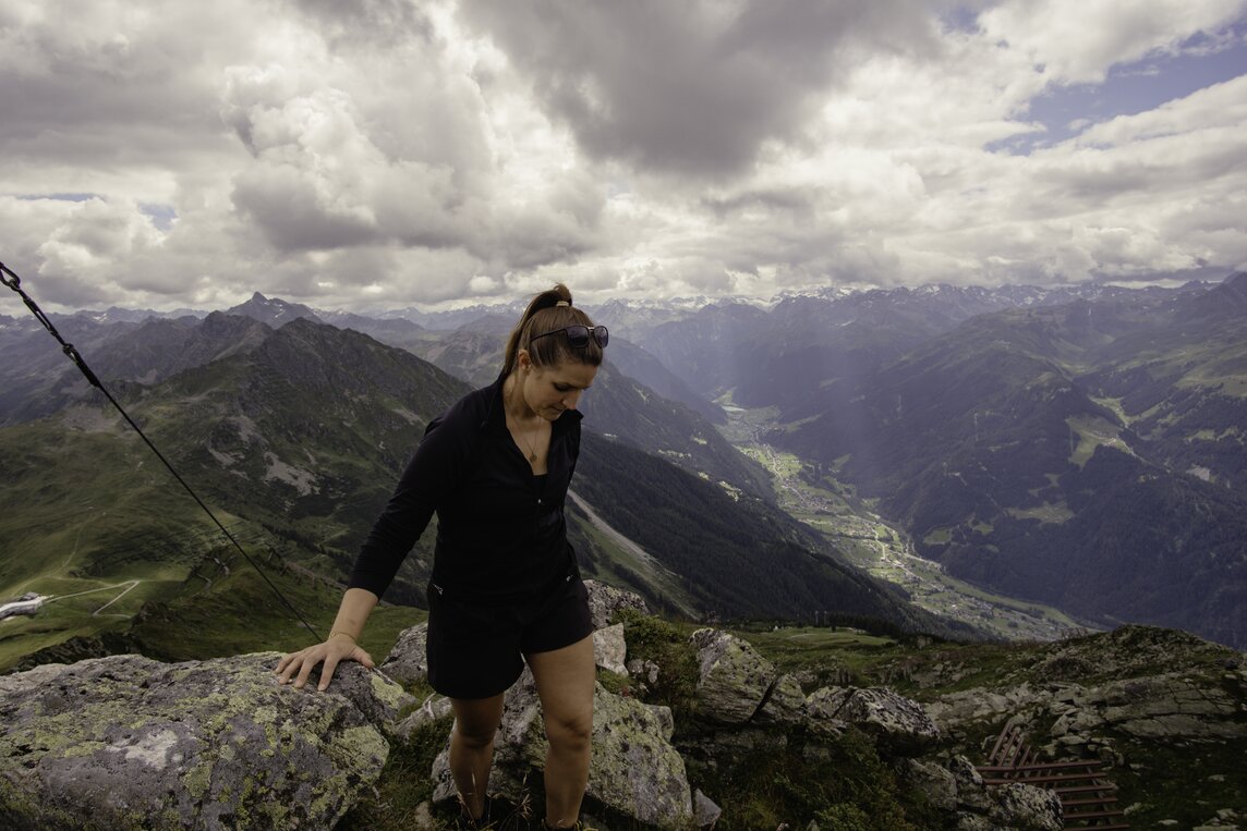 Frau bei der Besteigung von der Zamangspitze in der SIlvretta Montafon  | © Silvretta Montafon - Lisa von Abenteuermomente