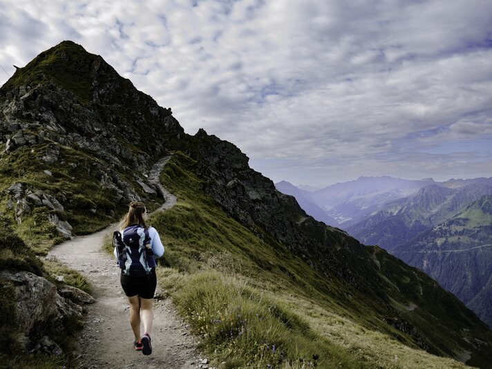 Ausblick genießen während der Wanderung zum Kreuzjoch in der Silvretta Montafon  | © Silvretta Montafon - Lisa von Abenteuermomente