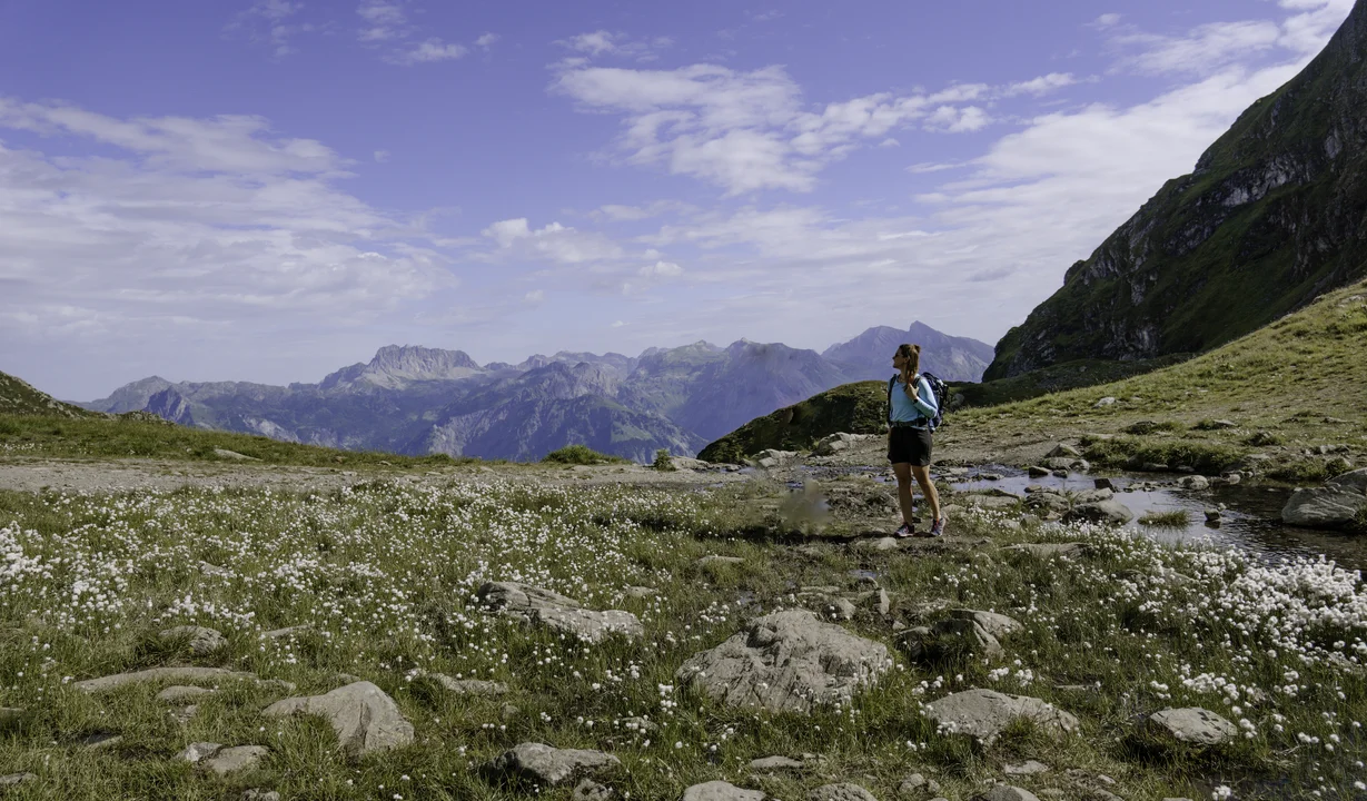 Silvretta Montafon - Bergerlebnis | © Silvretta Montafon - Lisa von Abenteuermomente Frau genießt die frische Bergluft während dem Wandern in der Silvretta Montafon | © Silvretta Montafon - Lisa von Abenteuermomente
