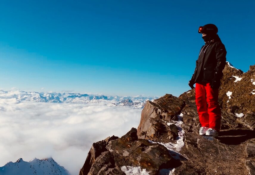 Eine Frau steht in Skiausrüstung auf einem Felsen im Skigebiet Silvretta Montafon. | © Luisa Idler - Silvretta Montafon