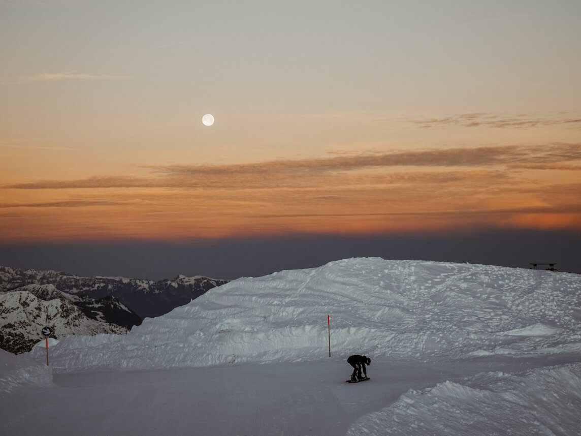 Ein Snowboardfahrer in der SIlvretta Montafon bei wunderschönem Himmel | © Silvretta Montafon - Vanessa Strauch 