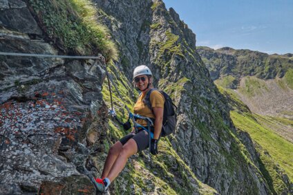 Frau beim klettern am Klettersteig Hochjoch in der Silvretta Montafon  | © Silvretta Montafon - Vanessa Strauch