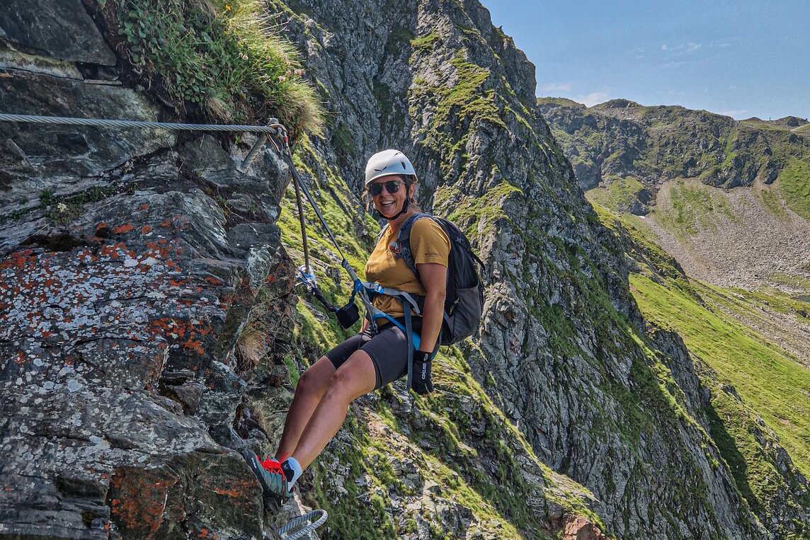 Frau beim klettern am Klettersteig Hochjoch in der Silvretta Montafon  | © Silvretta Montafon - Vanessa Strauch