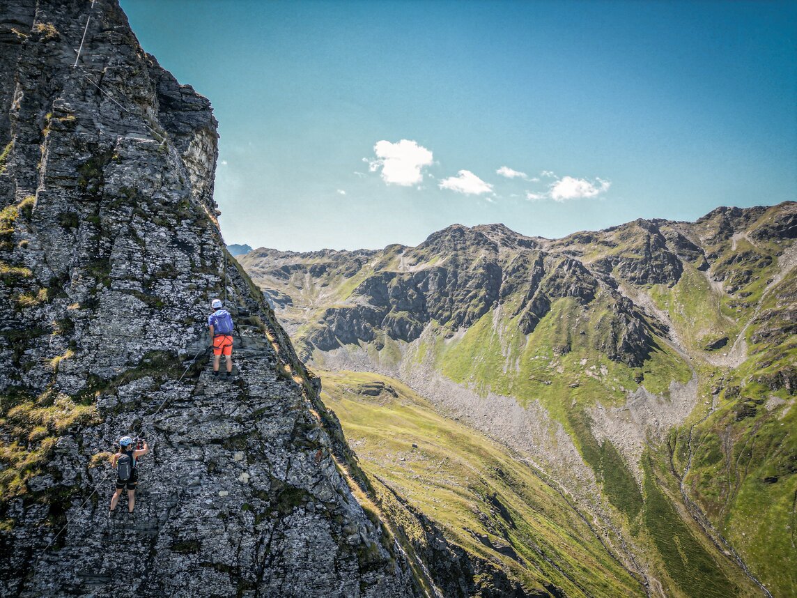 Zwei Personen im Klettersteig Madrisella in der Silvretta Montafon  | © Vanessa Strauch