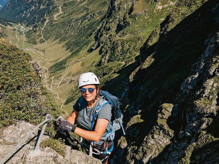 Frau beim klettern am Klettersteig Hochjoch in der Silvretta Montafon | © Silvretta Montafon - Sabine Wolf 