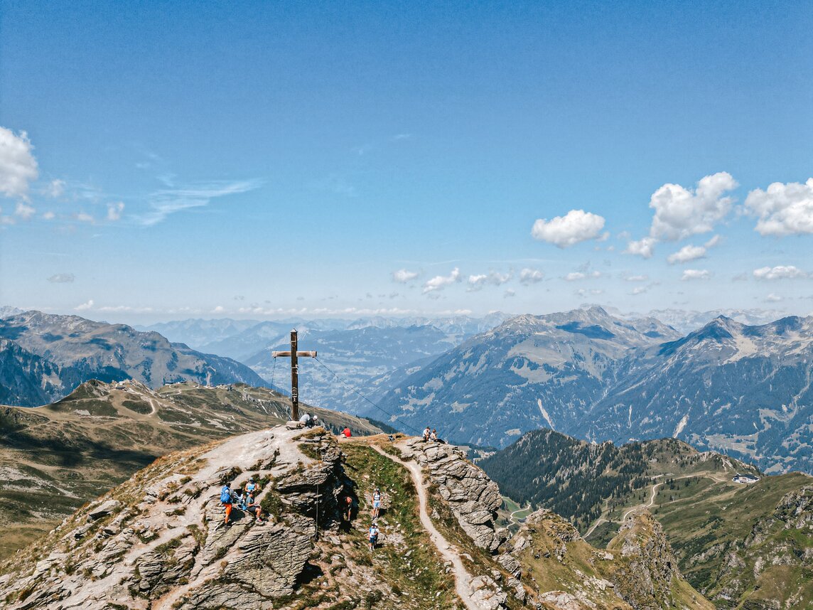 Gipfel erklimmung beim Klettersteig Madrisella in der Silvretta Montafon  | © Vanessa Strauch