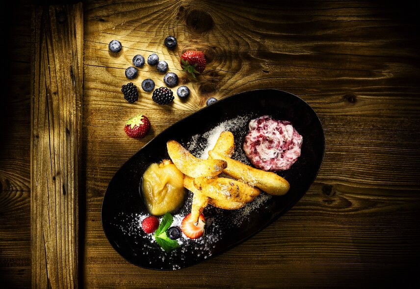 Ein Teller mit einem typischen Montafoner Dessert. | © Montafon Tourismus GmbH / Markus Gmeiner & Karin Faltejsek, matak Studios