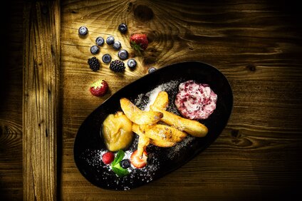Ein Teller mit einem typischen Montafoner Dessert. | © Montafon Tourismus GmbH / Markus Gmeiner & Karin Faltejsek, matak Studios