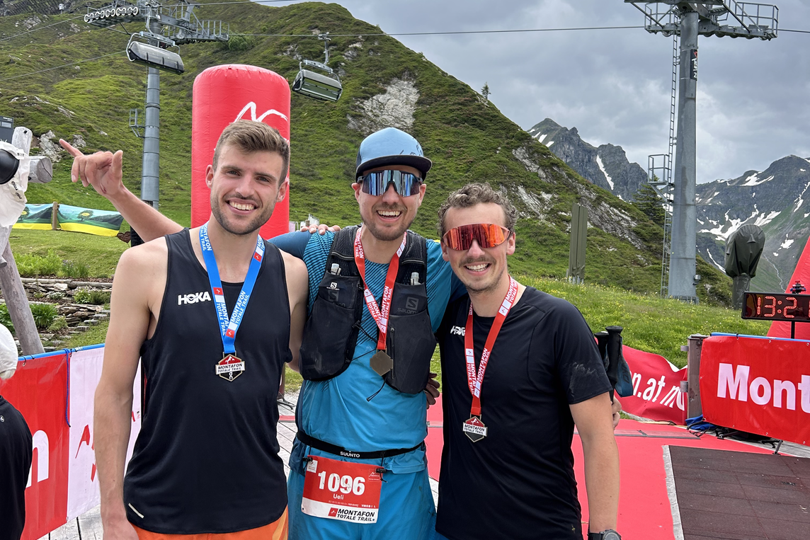 Drei Freunde im Ziel des Montafon Totale Trail nach dem Trailrun | © Thomas Herdieckerhoff - Silvretta Montafon