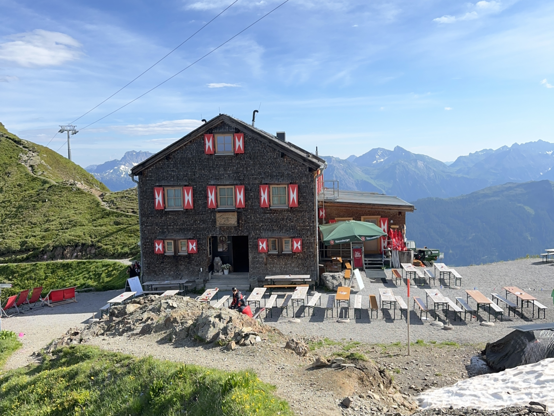 Die Wormser Hütte mit der Berglandschaft im Hintergrund in der Silvretta Montafon | © Thomas Herdieckerhoff - Silvretta Montafon