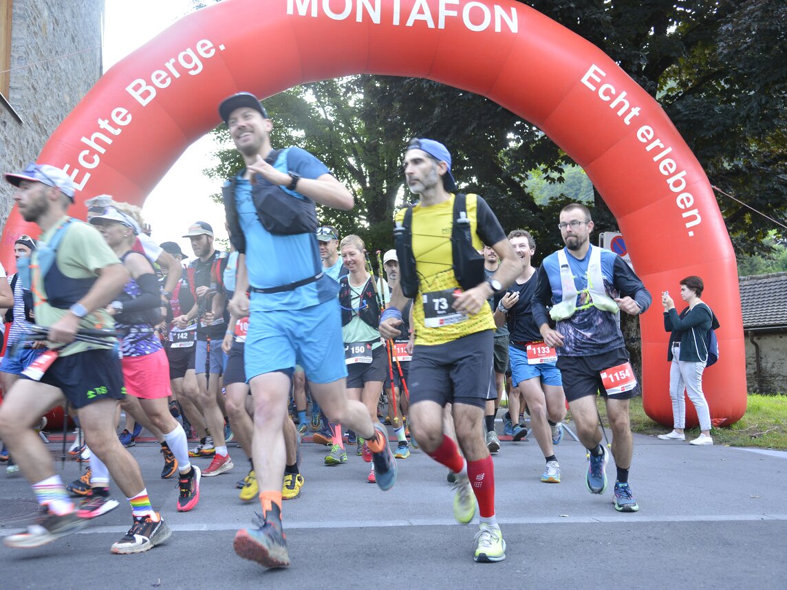 Läufer:innen beim Start vom Montafon Totale Trail in der Silvretta Montafon | © Alpha Foto - Silvretta Montafon