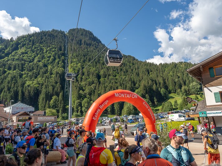 Menschenauflauf beim MTT 26 unter der Valisera Bahn Talstation der Silvretta Montafon | © Silvretta Montafon - Sara Kluber