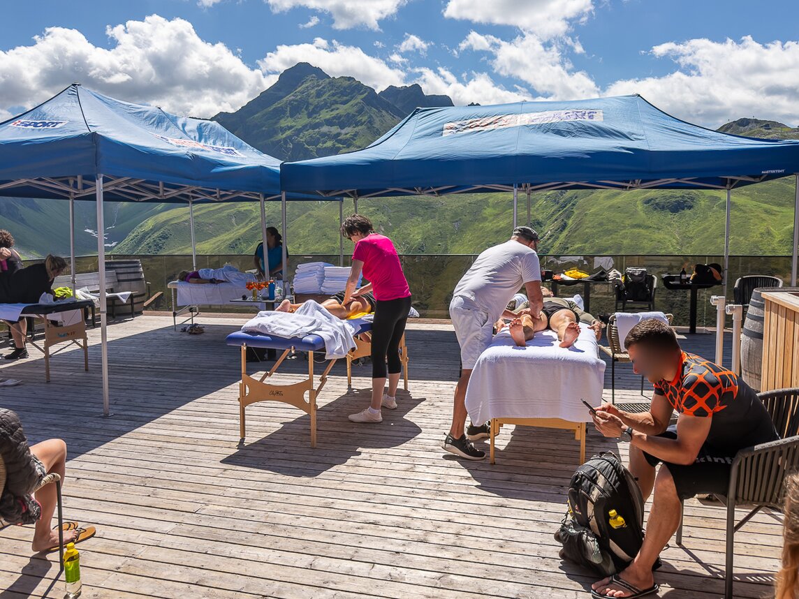 Bei MTT der Silvretta Montafon werden auf Hütte lädierte Teilnehmer behandelt  | © Silvretta Montafon - Sara Kluber