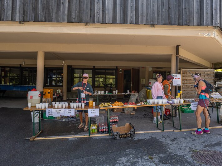 Labestation des MTT 26 mit Getränken, Früchten und Gemüse in der Silvretta Montafon | © Silvretta Montafon - Sara Kluber