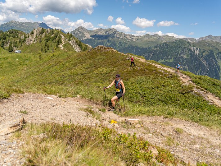 Trailrunner des MTT 2026 in der Silvretta Montafon laufen auf breite Straße | © Silvretta Montafon - Sara Kluber