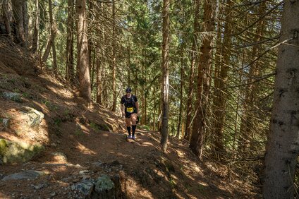 Teilnehmerin des MTT 26 auf dem Trail im Wald der Silvretta Montafon | © Silvretta Montafon - Sara Kluber