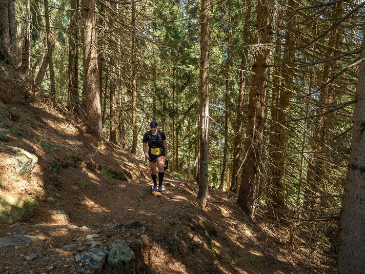 Teilnehmerin des MTT 26 auf dem Trail im Wald der Silvretta Montafon | © Silvretta Montafon - Sara Kluber