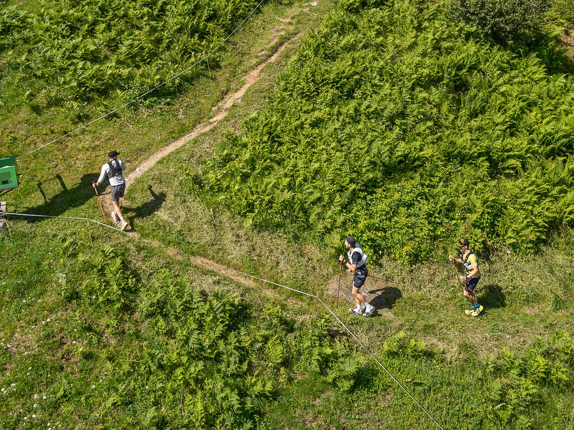 drei MTT 26 Teilnehmer die hintereinander den Trail hinaufgehen in der Silvretta Montafon | © Silvretta Montafon - Sara Kluber