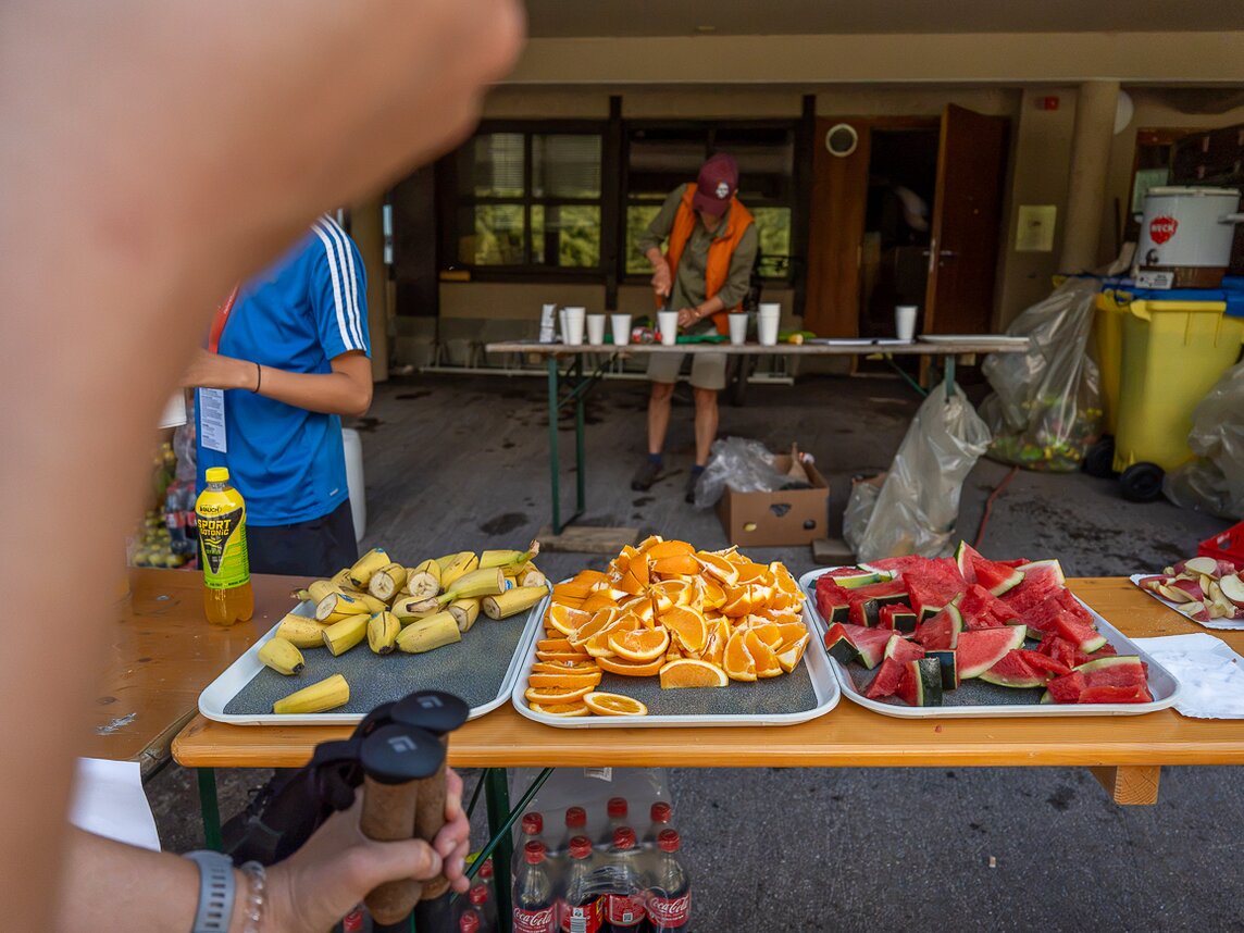 Tisch mit geschnittenen Wassermelonen, Bananen, Orangen, Gurken und Äpfeln | © Silvretta Montafon - Sara Kluber