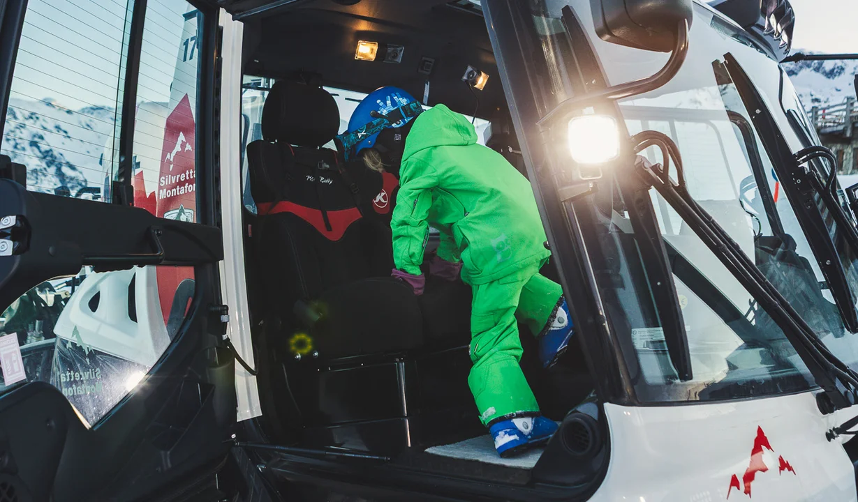 Ein Junge beim Einstieg in den Pistenbully. | © Silvretta Montafon - Roadtyping
