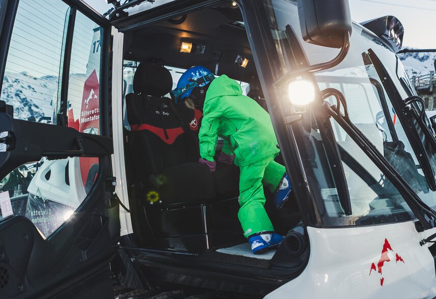 Ein Junge beim Einstieg in den Pistenbully. | © Silvretta Montafon - Roadtyping