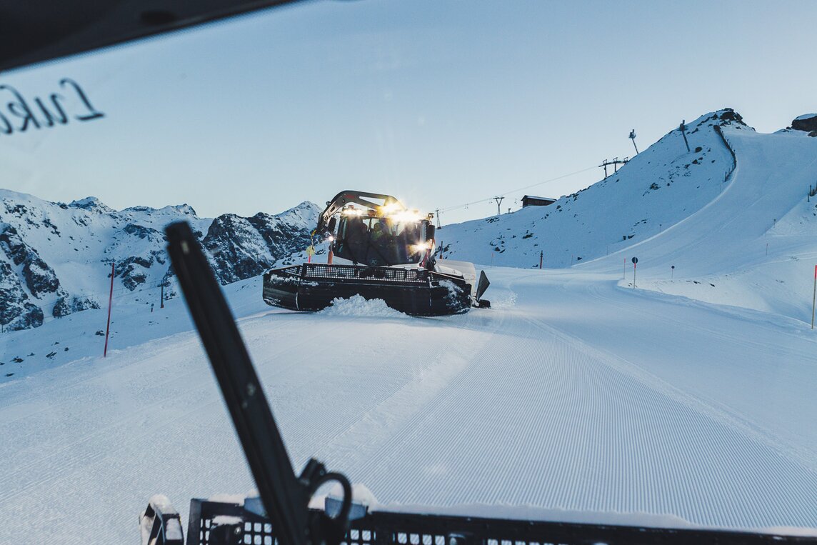 Der Blick aus dem Cockpit eines Pistenbullys. | © Silvretta Montafon - Roadtyping