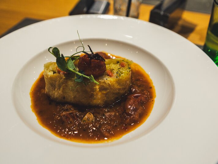 Das Hauptgericht mit Fleisch und Soße einen Menüs im Sporthotel Silvretta Montafon in Gaschurn. | © Silvretta Montafon - Roadtyping