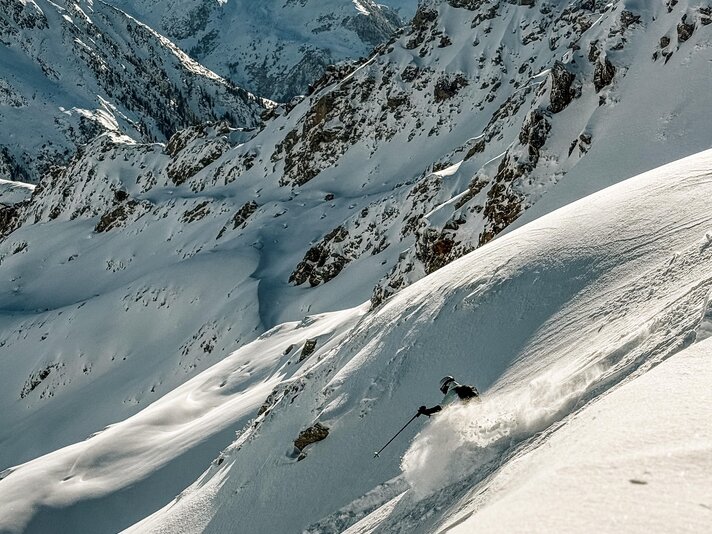 Eine Freeriderin bei der Abfahrt. | © Silvretta Montafon - Vanessa Strauch