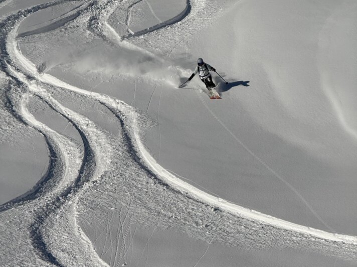 Eine Freeriderin zieht ihr Spuren im Tiefschnee am Hang in der Silvretta Montafon. | © Silvretta Montafon - Vanessa Strauch