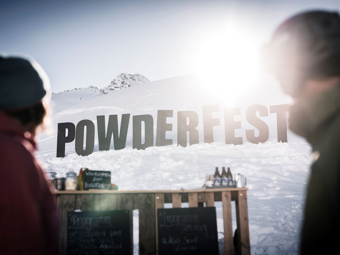 Der Powderfest Schriftzug im Schnee in der Silvretta Montafon. | © Max Dräger