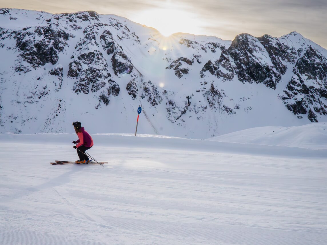 Person fährt Ski bei Sonnenaufgang in der Nova in der Silvretta Montafon | © Silvretta Montafon - Lisa von Abenteuermomente