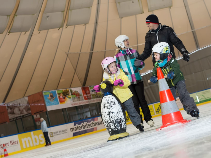 Eine Famile am Eislaufen im Aktivpark Montafon in Schruns-Taschagguns. | © Silvretta Montafon - Patrick Säly