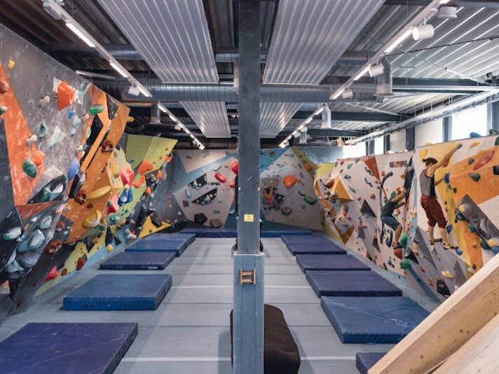 Innenansicht der Kletterhalle Klimmerei in Bürs. | © Klimmerei Bürs