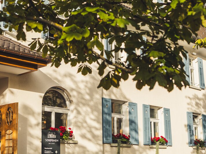 Die Fassade des Josefsheim Restaurant & Hostel in Schruns. | © Silvretta Montafon - Roadtyping