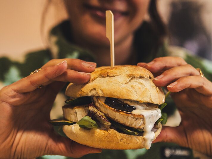 Eine Großaufnahme eines Vegi-Burgers in der Silvretta Montafon. | © Silvretta Montafon - Roadtyping