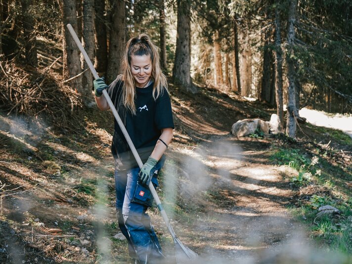 Menschen bereiten die Trails für den Trailpark Hochjoch für den Sommer vor. | ©  Silvretta Montafon - Vanessa Strauch