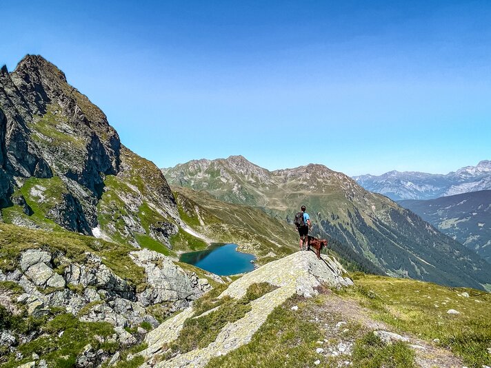 Mensch mit Hund bei der Wanderung in der Silvretta Montafon | © Silvretta Montafon - Vanessa Strauch