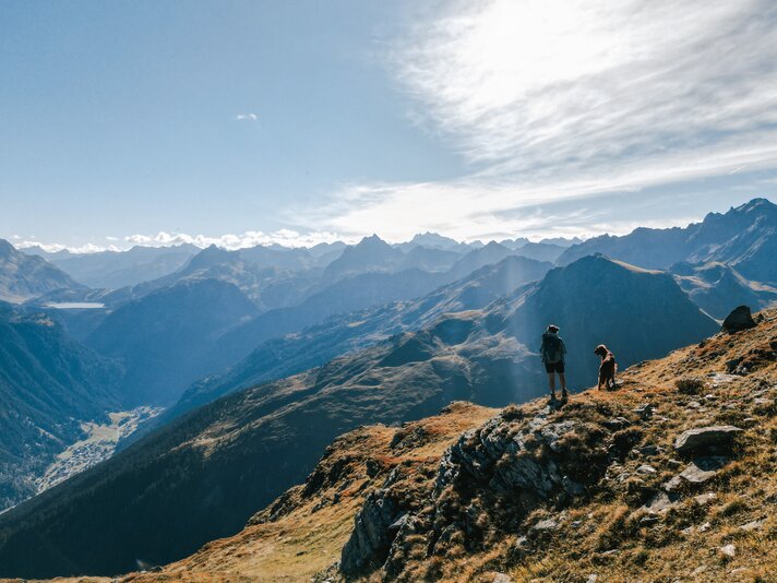 Mensch mit Hund in den Bergen in der Silvretta Montafon  | © Silvretta Montafon - Vanessa Strauch