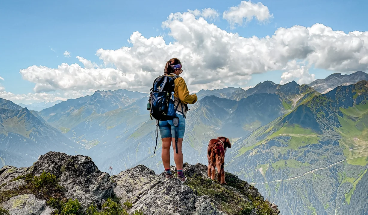 Wandern - Silvretta Montafon | © Silvretta Montafon - Vanessa Strauch Mensch mit Hund bei der Wanderung in der Silvretta Montafon | © Silvretta Montafon - Vanessa Strauch