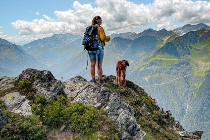 Mensch mit Hund bei der Wanderung in der Silvretta Montafon | © Silvretta Montafon - Vanessa Strauch