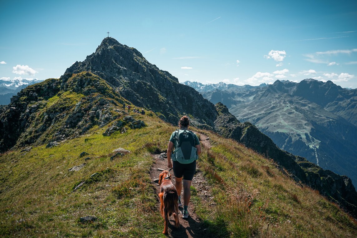 Mensch mit Hund bei der Bergwanderung in der Silvretta Montafon  | © Silvretta Montafon - Vanessa Strauch